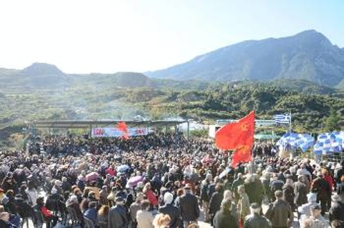 Κατάμεστο το πλάτωμα απέναντι από την ιστορική γέφυρα, όπου έγινε την Κυριακή η εκδήλωση