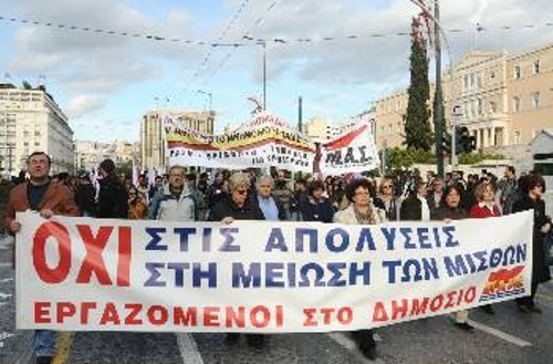 Οι απολύσεις στο Δημόσιο θα πλήξουν συνολικά την εργατική τάξη και τα άλλα λαϊκά στρώματα. Η απόκρουσή τους πρέπει να γίνει παλλαϊκή υπόθεση