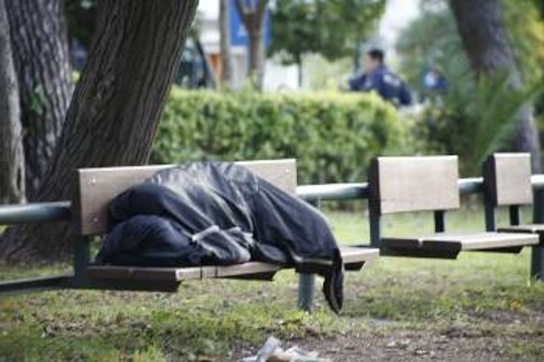Με τις «αναπλάσεις» τους δεν μπορούν να κρύψουν τη φτώχεια και την ανεργία που καλπάζουν στις γειτονιές της Αθήνας...