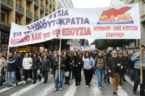 Οι αποφάσεις του ΕΚΟΦΙΝ επιβεβαιώνουν ότι δεν υπάρχει φιλολαϊκή διέξοδος από την κρίση στο πλαίσιο της διαχείρισής της από τις κυβερνήσεις του κεφαλαίου. Μονόδρομος για το λαό είναι η ανατροπή της πολιτικής τους