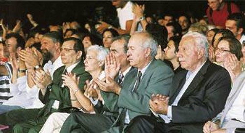 Ο Χαρίλαος Φλωράκης στη συναυλία-αφιέρωμα στον Μάνο Λοΐζο.