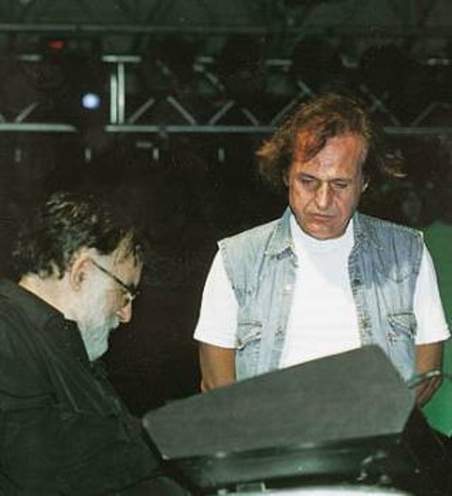 Ο Θάνος Μικρούτσικος και ο Βασίλης Παπακωνσταντίνου στην προχτεσινή συναυλία