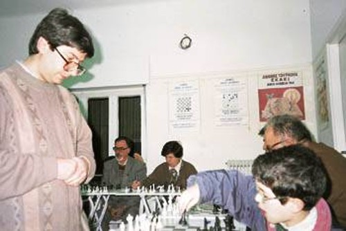 Ο Γκραντ Μετρ και πρώην πρωταθλητής Ελλάδας, Βασίλης Κοτρωνιάς, σε παλιότερο αγώνα «σιμουλτανέ» στο ΠΚ του Δήμου Ψυχικού