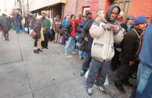 Φτωχοί στη Νέα Υόρκη περιμένοντας σε συσσίτιο
