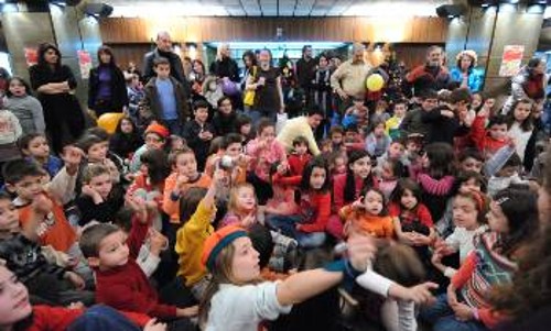 Από το Χριστουγεννιάτικο Φεστιβάλ της ΚΝΕ για τα παιδιά, που έγινε το Δεκέμβρη
