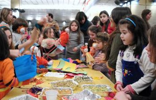 ...κάνουν χειροτεχνίες και ξεφαντώνουν στις γιορτές της ΚΝΕ