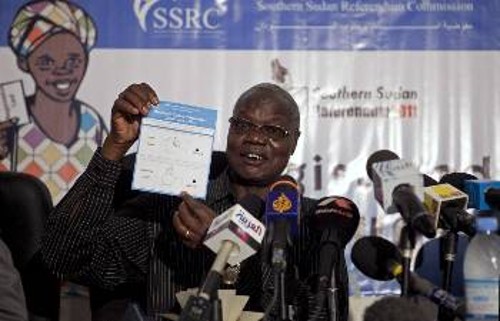 Ο Τσαν Ρεκ Μαντούτ, πρόεδρος του Νοτιοσουδανικού Γραφείου Δημοψηφίσματος, δείχνει το ψηφοδέλτιο...