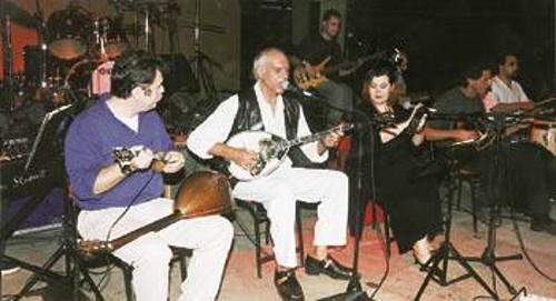 Ο Στέλιος Βαμβακάρης, με την ορχήστρα του