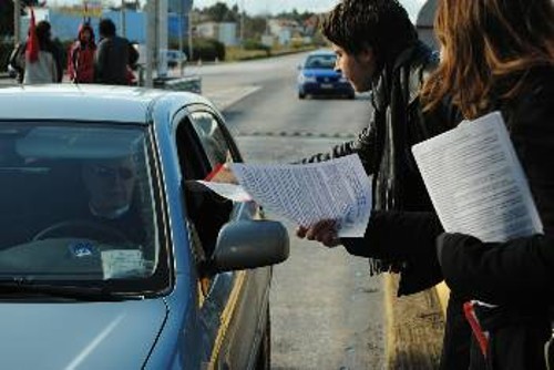Την ποινικοποίηση των λαϊκών αγώνων και της οργανωμένης ανυπακοής στη ληστεία των λαϊκών εισοδημάτων καταγγέλλει με ανακοίνωσή της η «Δημοκρατική Συσπείρωση» (φωτό από κινητοποίηση στα διόδια)