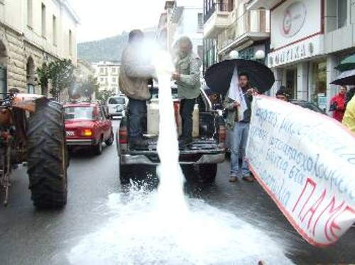Η ακολουθούμενη πολιτική της ΕΕ και της ΚΑΠ αυτό που έκανε μέχρι τώρα, ήταν να επιδεινώσει τη θέση των μικρομεσαίων αγροτών, να συρρικνώσει την αγροτική παραγωγή, να γιγαντώσει το έλλειμμα του αγροτικού εμπορικού ισοζυγίου και να ακριβοπληρώνουν τα αγροτοκτηνοτροφικά προϊόντα τα λαϊκά στρώματα