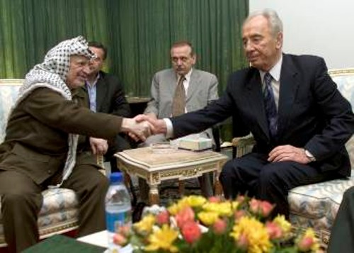 Η συνάντηση. Αραφάτ και Πέρες συμφώνησαν χτες σε «μέτρα» για τη διατήρηση της εκεχειρίας, την ώρα που ένας ακόμα 14χρονος Παλαιστίνιος έπεφτε νεκρός από σφαίρες...