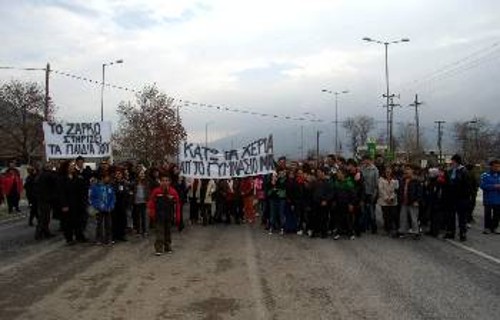 Από το συμβολικό αποκλεισμό της Εθνικής Οδού Τρικάλων - Λαρίσης από μαθητές και κατοίκους του Ζάρκου