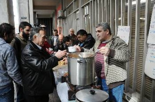 Στιγμιότυπο από το συσσίτιο στα πλαίσια διαμαρτυρίας για τους άνεργους ναυτεργάτες