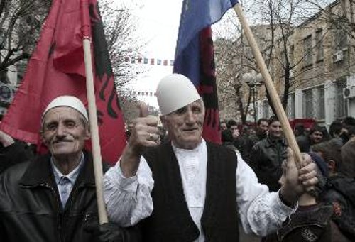 Συγκρατημένα τα χαμόγελα για την τρίτη επέτειο «ανεξαρτησίας» στην Πρίστινα...