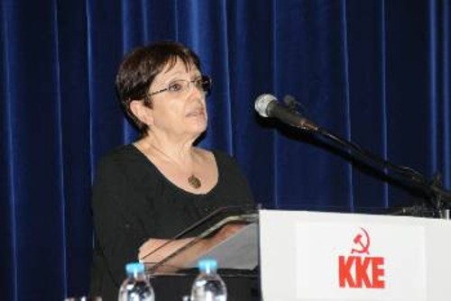 Η Αλέκα Παπαρήγα στο βήμα της εκδήλωσης