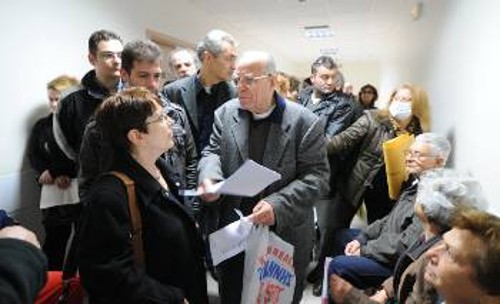 Συζητώντας με τους ασφαλισμένους στην ουρά της αναμονής...