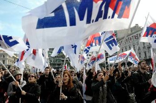 Οσο η πλουτοκρατία και τα κόμματά της αισθάνονται ότι πατούν στα πόδια τους, τόσο θα φορτώνουν το λαό με μνημόνια. Μονόδρομος για τα λαϊκά στρώματα είναι η αντεπίθεση για την ανατροπή τους