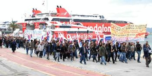 ΠΕΙΡΑΙΑΣ. Από τα χαράματα στην περιφρούρηση των πλοίων. Καμιά προπέλα δε γύρισε...