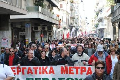 ΠΕΛΟΠΟΝΝΗΣΟΣ. Σε Πάτρα Πύργο, Τρίπολη, Καλαμάτα, καθώς και σε ακόμη έξι πόλεις της περιοχής, έγιναν μαζικά, δυναμικά και μαχητικά συλλαλητήρια (φωτ. από την Πάτρα). Περιφρουρήθηκαν εργασιακοί χώροι, μαγαζιά έκλεισαν, προπέλα δε γύρισε στα λιμάνια...