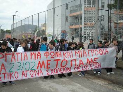 Οι μαθητές, μαζί με τους γονείς τους, στις απεργιακές συγκεντρώσεις