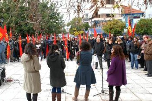 Στιγμιότυπο από την εκδήλωση στην πλατεία του Υμηττού