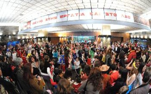 Μικροί αποδείχτηκαν οι χώροι του Περισσού για το πλήθος του κόσμου που συνέρρευσε στη γιορτή