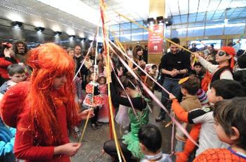 Με παραδοσιακούς ρυθμούς γύρω από το γαϊτανάκι