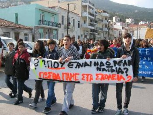 «Πού είναι η δωρεάν Παιδεία; Πώς θα πάμε στα σχολεία;», γράφει το πανό των μαθητών