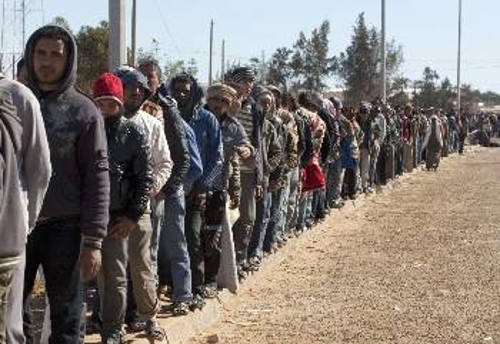 Χιλιάδες πρόσφυγες συνωστίζονται στα σύνορα με την Τυνησία