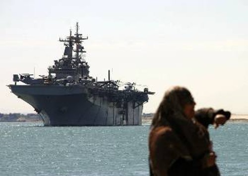 Τα πολεμικά πλοία των ΗΠΑ περνάνε το Σουέζ με κατεύθυνση τη βάση της Σούδας
