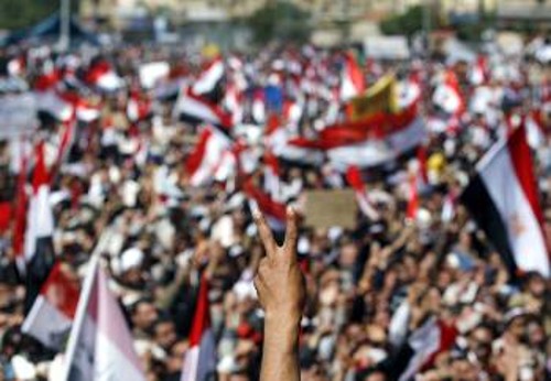 Και την περασμένη Παρασκευή, χιλιάδες εργαζόμενοι συγκεντρώθηκαν στην πλατεία Ταχρίρ, διαδηλώνοντας ενάντια στους ελιγμούς στρατού και αστικών δυνάμεων