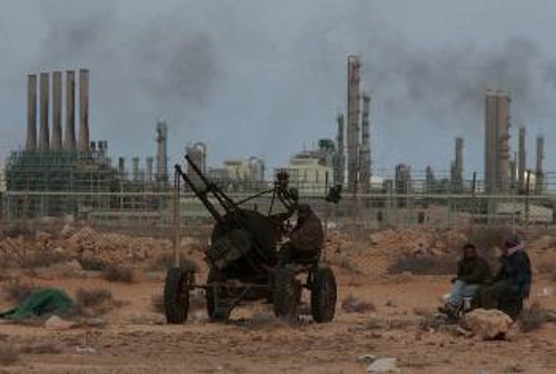 Οι μάχες κυβερνητικών δυνάμεων και αντικαθεστωτικών μαίνονται με επίκεντρο την πόλη Ρας Λανούφ, κρίσιμο πετρελαϊκό κόμβο