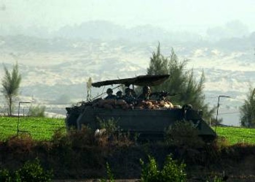 Σε «αντίποινα» για επίθεση ανδρών της «Χαμάς», ο ισραηλινός στρατός εξαπέλυσε επίθεση χτες στα Παλαιστινιακά εδάφη στη Λωρίδα της Γάζας