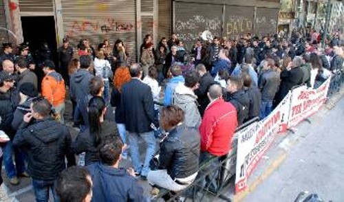 Από τη χτεσινή απεργιακή συγκέντρωση στο υπουργείο Εργασίας
