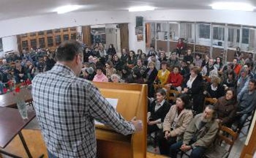 Γεμάτη η αίθουσα του Συνδικάτου. Στο βήμα ο πρόεδρος του Συνδικάτου, Γ. Τασιούλας
