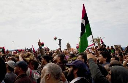 Οι αντικαθεστωτικοί στη Βεγγάζη πανηγύρισαν για την απόφαση επέμβασης που πήρε το Συμβούλιο Ασφαλείας του ΟΗΕ