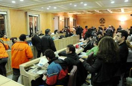 Από την κινητοποίηση των εργαζομένων στην αίθουσα του δημοτικού συμβουλίου