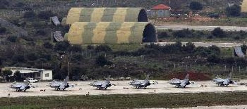 Πολεμικά αεροσκάφη που συμμετέχουν στο βομβαρδισμό της Λιβύης, σταθμευμένα στη Βάση της Σούδας, η οποία αναγνωρίζεται σαν στρατηγικής σημασίας ορμητήριο για τους ιμπεριαλιστές