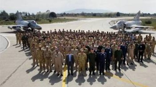 Γάλλοι, Αραβες, Αμερικανοί και Ελληνες στρατιωτικοί ποζάρουν στη βάση της Σούδας, την περίοδο που προετοιμαζόταν η επίθεση στη Λιβύη