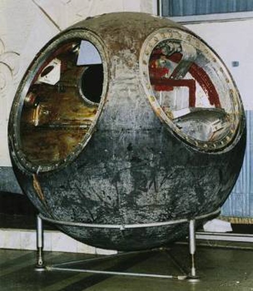 Η κάψουλα «Βοστόκ 1» με έντονα τα σημάδια της πυρακτωμένης επανεισόδου της στην ατμόσφαιρα