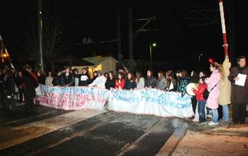 Από το χτεσινό συμβολικό αποκλεισμό των γραμμών του τρένου στον Αγιο Στέφανο Αττικής