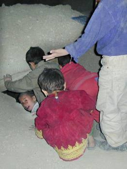 Μικρά παιδιά τρέχουν να κρυφτούν σε κάποιο υπόγειο με την έναρξη των βομβαρδισμών