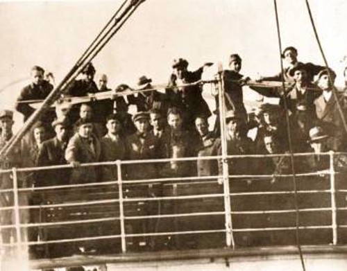 Στο καράβι για τον Αη Στράτη, ανάμεσά τους ο Γληνός και ο Βάρναλης