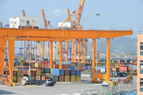 Από τη δραστηριότητα της Cosco, οι «μικροί» που δραστηριοποιούνταν γύρω από το λιμάνι, μετράνε ήδη 30.000 χαμένες θέσεις εργασίας