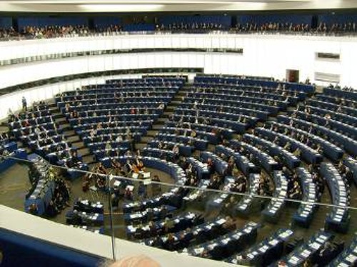 Οι προωθούμενες ρυθμίσεις για τα ευρωπαϊκά κόμματα τροποποιούν σε πιο αντιδραστική κατεύθυνση το πλαίσιο για τη χειραγώγηση της πολιτικής σε εθνικό και πανευρωπαϊκό επίπεδο