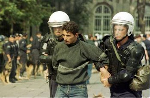 Η αστυνομία χτύπησε τη μαζική συγκέντρωση στην Τουρκία