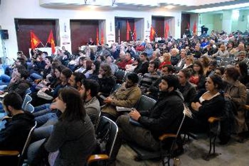 Στιγμιότυπο από τη συγκέντρωση. Στο βήμα η Λουίζα Ράζου