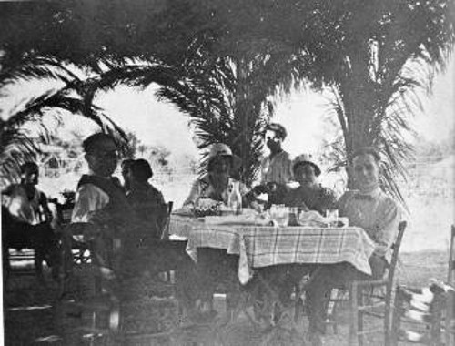 Ο Βάρναλης το 1929 στην πλατεία Δεξαμενής