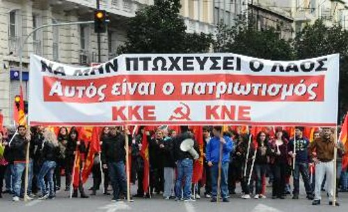 Πατριωτισμός δεν είναι να ματώνει ο λαός για να σωθεί το κεφάλαιο. Πατριωτισμός είναι η συμμαχία για την ανατροπή της εξουσίας των μονοπωλίων