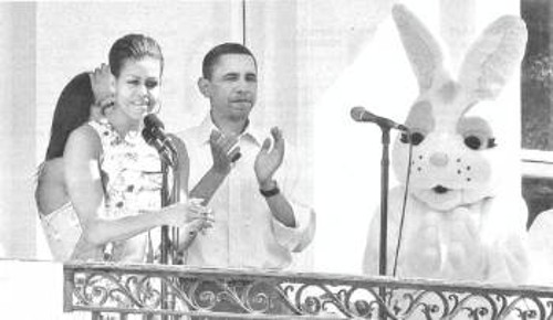 Οι αποκαλύψεις για το Γκουαντάναμο (σ.σ.: που «θα» το έκλεινε ο Ομπάμα) δε σκίασαν κατ' ελάχιστο την καθιερωμένη ατραξιόν του Λευκού Οίκου με πρωταγωνιστές το προεδρικό ζεύγος και τον Πασχαλινό Κούνελο...
